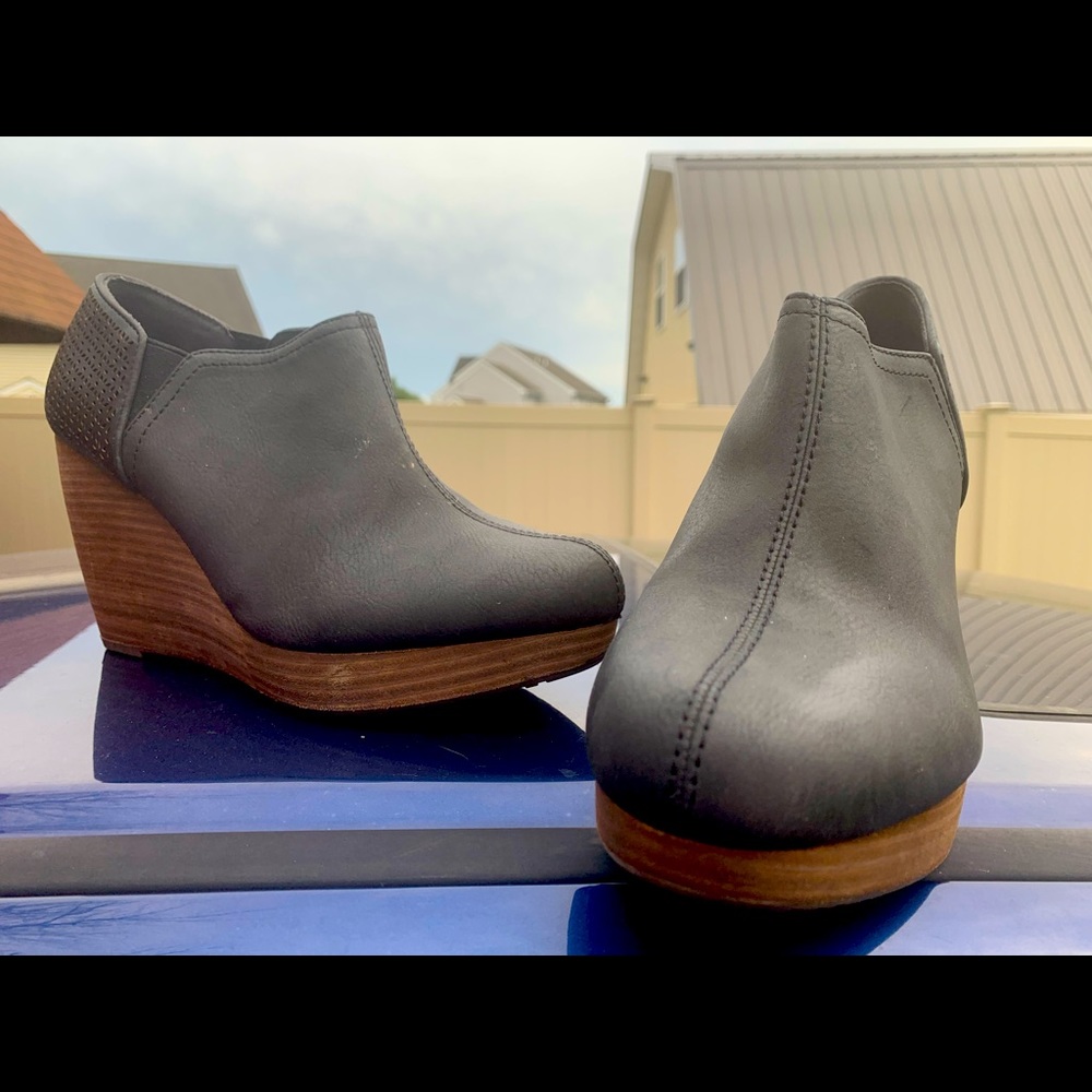 Black Dr Scholl’s wedges
